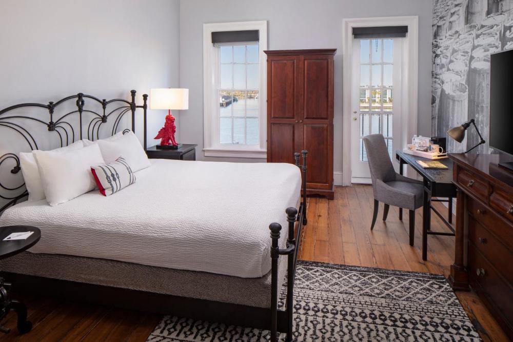 Queen Room - City View interior